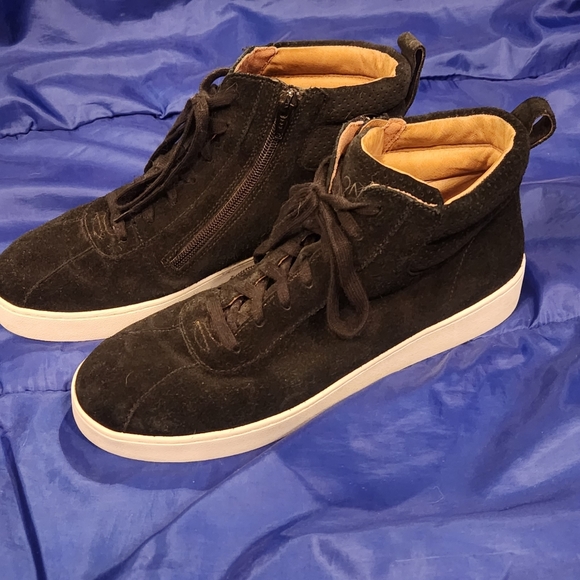 Meet your Posher, Amanda - Picture 3 of 3